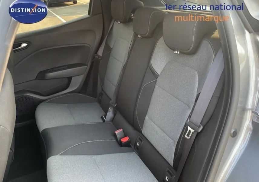 Vue côté droit sur la banquette arrière grise et noire de la Renault Clio Evolution Blue dCi 100 2025 avec ceintures de sécurité.