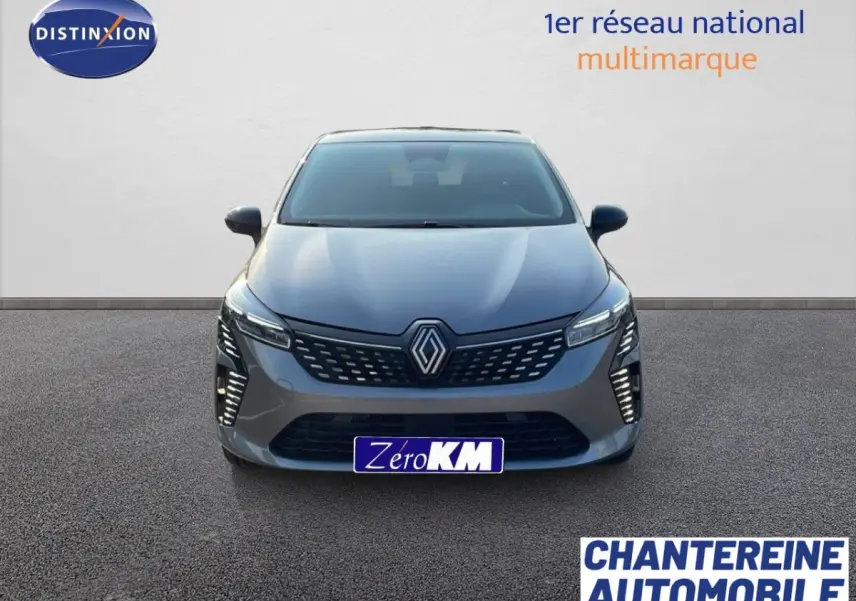 Vue frontale d'une Renault Clio Evolution Blue dCi 100 gris métallisé avec feux LED et calandre moderne sur fond neutre.