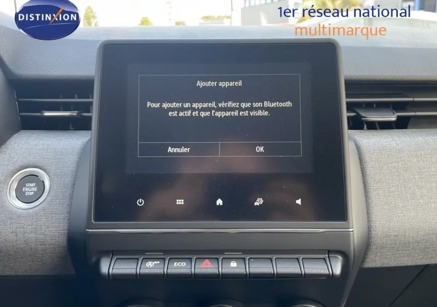 Vue centrale du tableau de bord de la Renault Clio Evolution Blue dCi 100 2025 avec écran tactile et bouton Start Engine Stop.