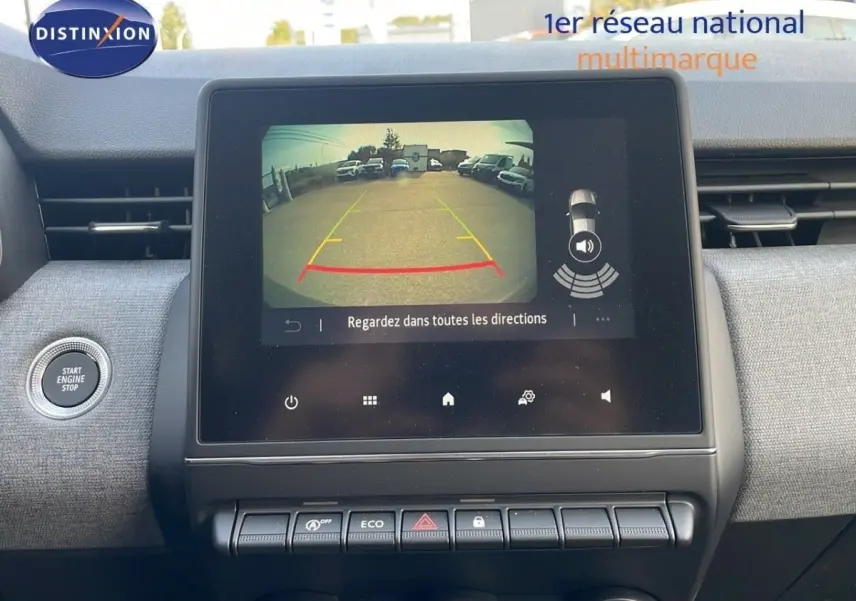 Vue rapprochée de l’écran tactile central affichant la caméra de recul dans l’habitacle gris d’une Renault Clio 2025.