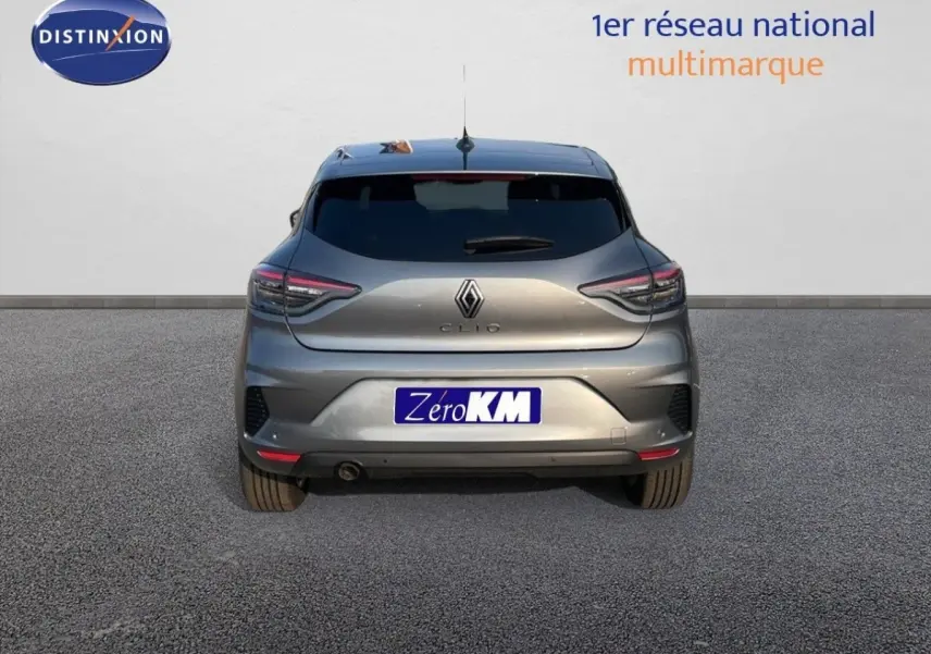 Vue arrière d'une Renault Clio 2025 gris métallisé avec feux LED et logo centré sur fond neutre.