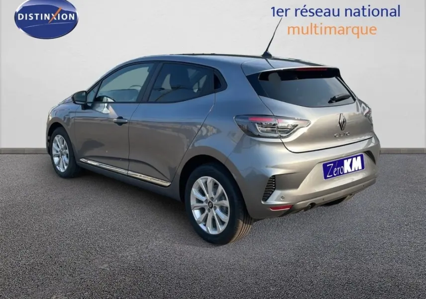 Vue 3/4 arrière droite d'une Renault Clio gris métallisé avec feux arrière LED et jantes alliage.