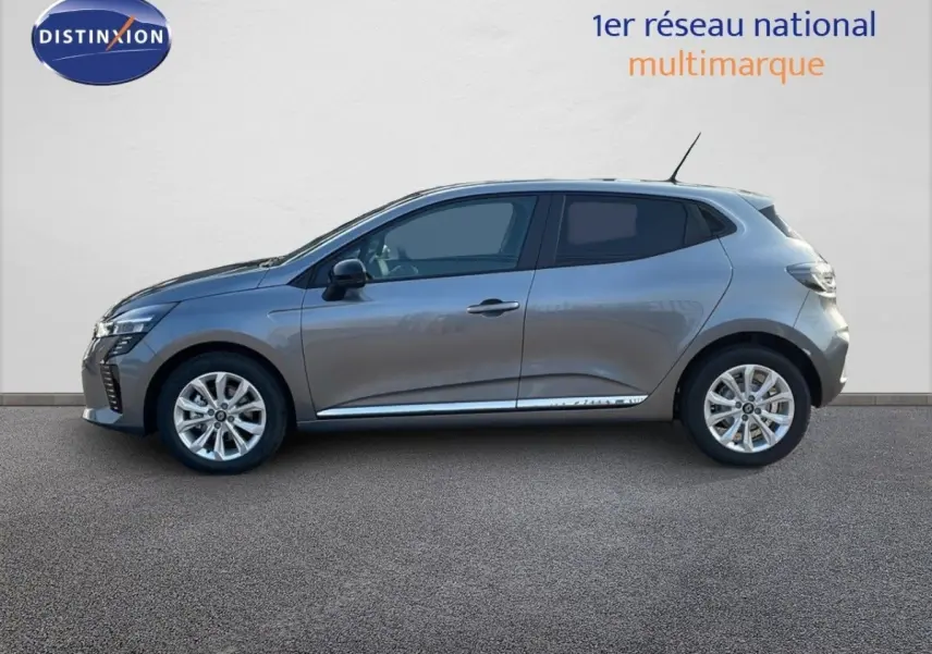 Profil droit d'une Renault Clio Evolution Blue dCi 100 2025 gris métallisé avec jantes alliage et vitres teintées.