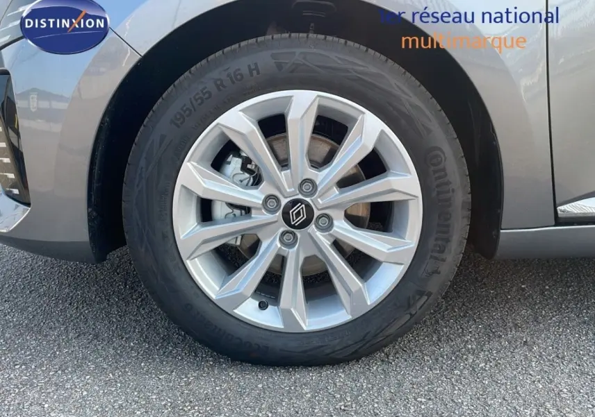 Gros plan sur la roue avant droite grise d’une Renault Clio Evolution Blue dCi 100 avec jante alliage argentée.