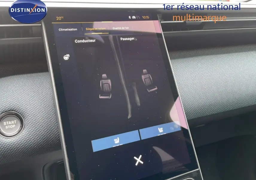Vue rapprochée de l’écran tactile central du Citroën C5 Aircross 2026 noir, affichant les réglages des sièges chauffants.