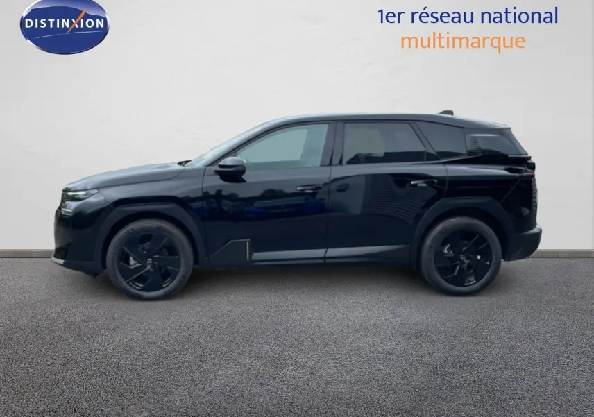 Vue de profil côté gauche d'un Citroën C5 Aircross noir Perla Nera métallisé, avec jantes noires et lignes modernes.