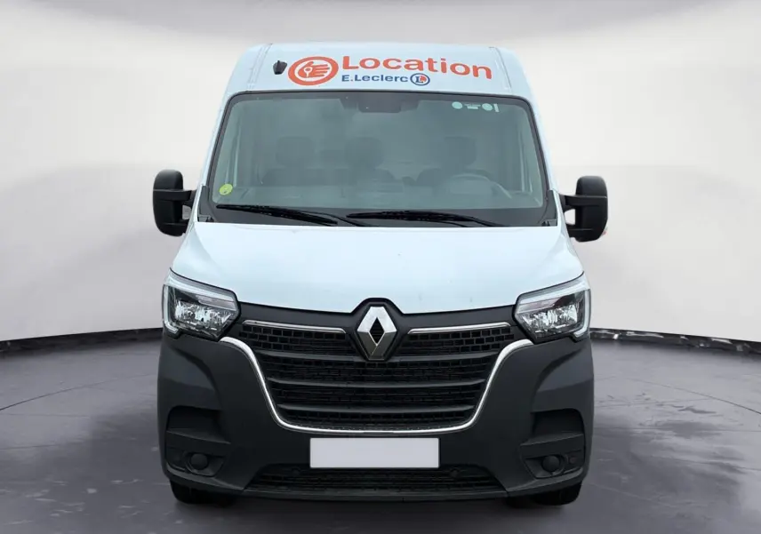 Vue frontale d’un Renault Master blanc 2024 avec marquage « Location E.Leclerc » sur le toit et calandre noire distinctive.