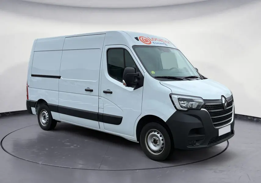 Renault Master blanc en vue 3/4 avant droit, fourgon utilitaire avec pare-chocs noir et logo sur pare-brise.