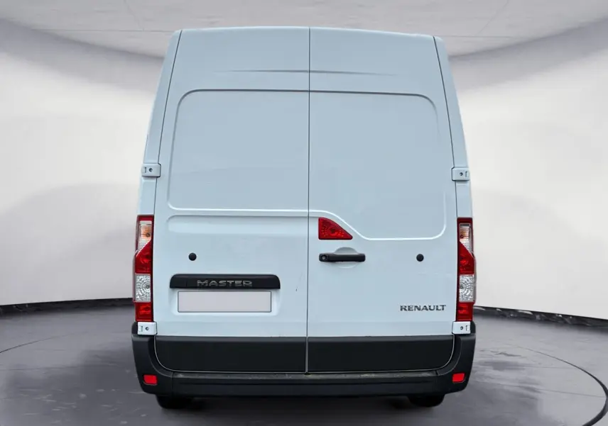 Vue arrière d’un Renault Master blanc 2024 avec portes battantes et feux rouges verticaux distinctifs.