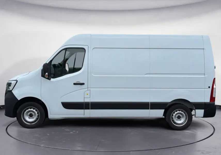 Renault Master blanc en vue profil côté gauche, fourgon L2H2 avec bande noire sur la carrosserie.