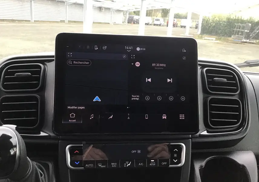 Vue intérieure du tableau de bord du Peugeot Boxer Fourgon blanc 2025, avec écran tactile central et commandes climatisation.