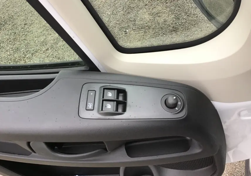 Gros plan sur la commande des vitres et rétroviseurs côté gauche d'un Peugeot Boxer Fourgon blanc 2025.