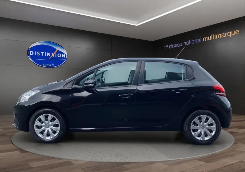 Profil côté gauche d'une Peugeot 208 Affaire Premium Pack noire, 5 portes, en présentation showroom avec jantes argentées.