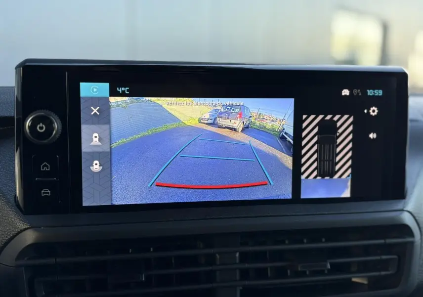 Écran tactile du tableau de bord montrant la caméra de recul et l'affichage du stationnement du Citroën Jumpy gris.