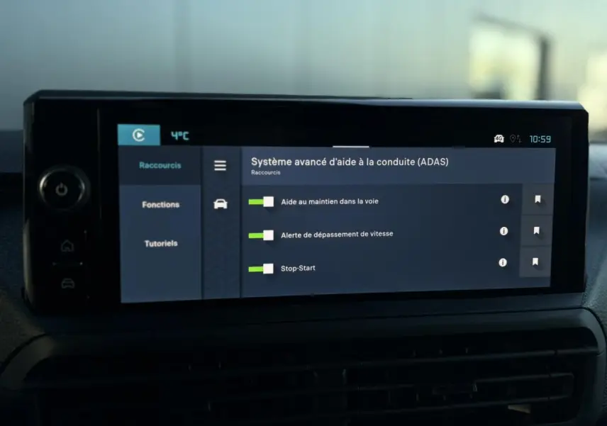Écran tactile du système d'aide à la conduite ADAS du Citroën Jumpy XL gris Titane, affichage des options de sécurité