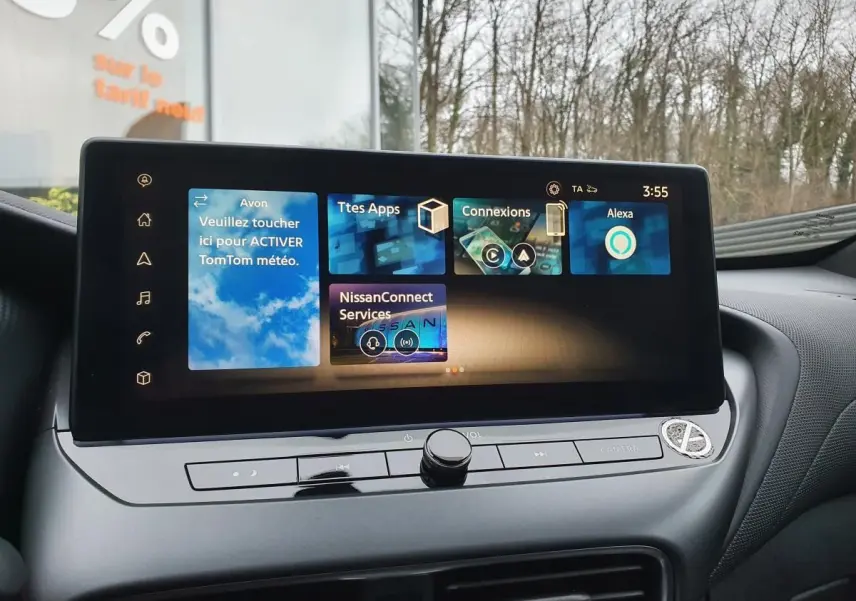 Écran tactile 12,3'' du système NissanConnect dans l'habitacle du Nissan Juke gris céramique, vue de face.