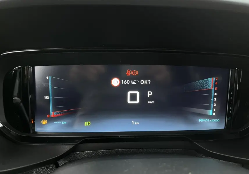 Affichage numérique du combiné de bord du Citroën Berlingo Multispace 2025, vue frontale du tableau de bord.