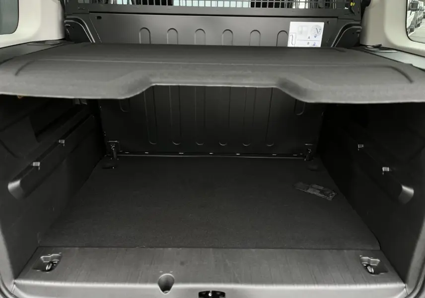 Vue intérieure du coffre noir du Citroën Berlingo Multispace M 2025, montrant la lunette arrière ouvrante et la séparation rigide.