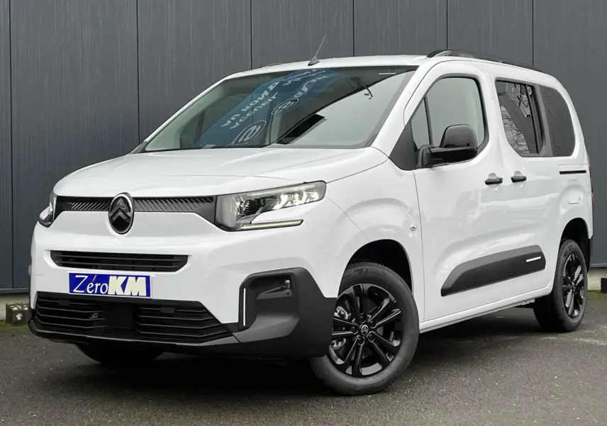 Citroën Berlingo Multispace blanc glacier en 3/4 avant droit avec jantes alliage noires et barres de toit.
