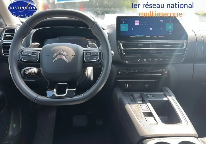 Vue intérieure centrée sur le volant cuir multifonction et l’écran tactile du tableau de bord du Citroën C5 Aircross 2024.