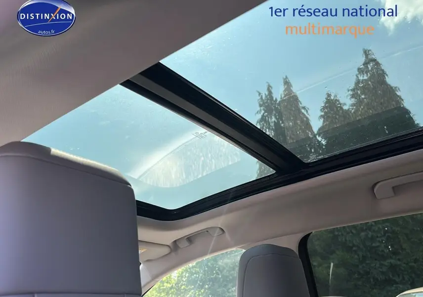 Toit panoramique en verre vu de l'intérieur arrière du Citroën C5 Aircross gris platinium 2024.