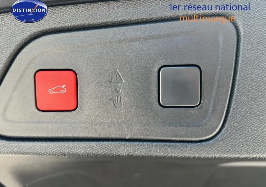Gros plan sur les boutons d'ouverture du hayon, intérieur gris platinium du Citroën C5 Aircross 2024.