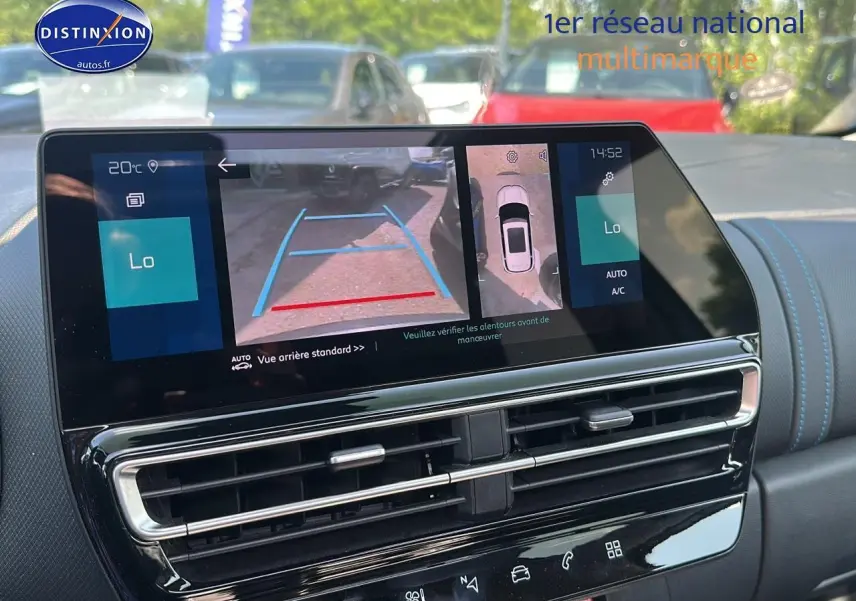 Écran tactile central affichant la caméra de recul dans l’habitacle gris platinium d’un Citroën C5 Aircross 2024.