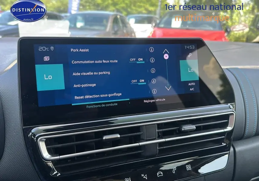 Écran tactile central affichant les aides à la conduite dans l'habitacle d'un Citroën C5 Aircross gris platinium.