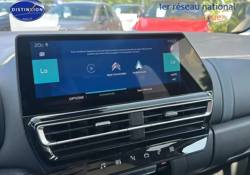 Vue rapprochée de l’écran tactile central et des aérateurs du tableau de bord du Citroën C5 Aircross gris platinium.