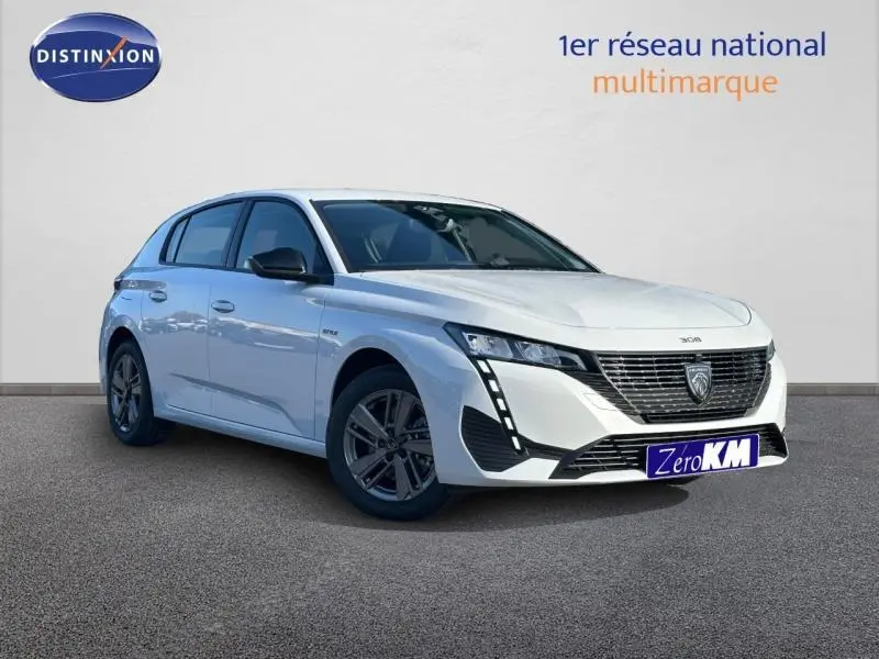 Vue 3/4 avant gauche d'une Peugeot 308 blanche avec calandre noire et feux LED verticaux distinctifs.