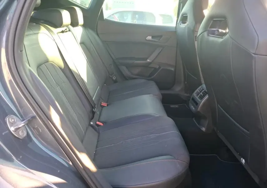 Vue intérieure côté gauche des sièges arrière noirs du CUPRA Formentor gris foncé, mettant en valeur l'espace et les finitions.