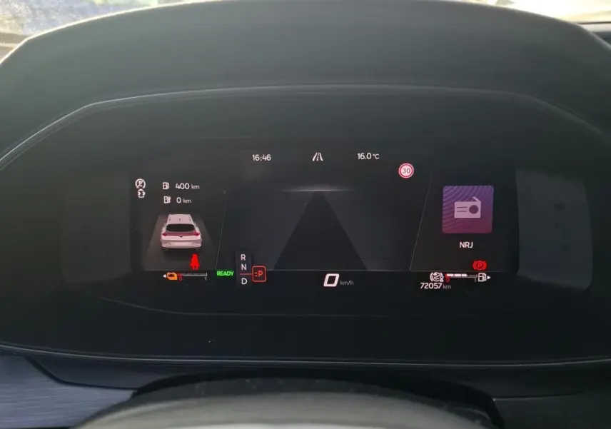 Affichage numérique du tableau de bord de la CUPRA Formentor 1.4 E-HYBRID 245 DSG6, vue frontale, avec informations de conduite et autonomie.