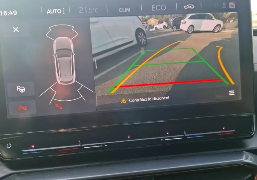 Affichage de la caméra de recul et des capteurs de stationnement du CUPRA Formentor gris foncé, vue arrière avec guidage dynamique.