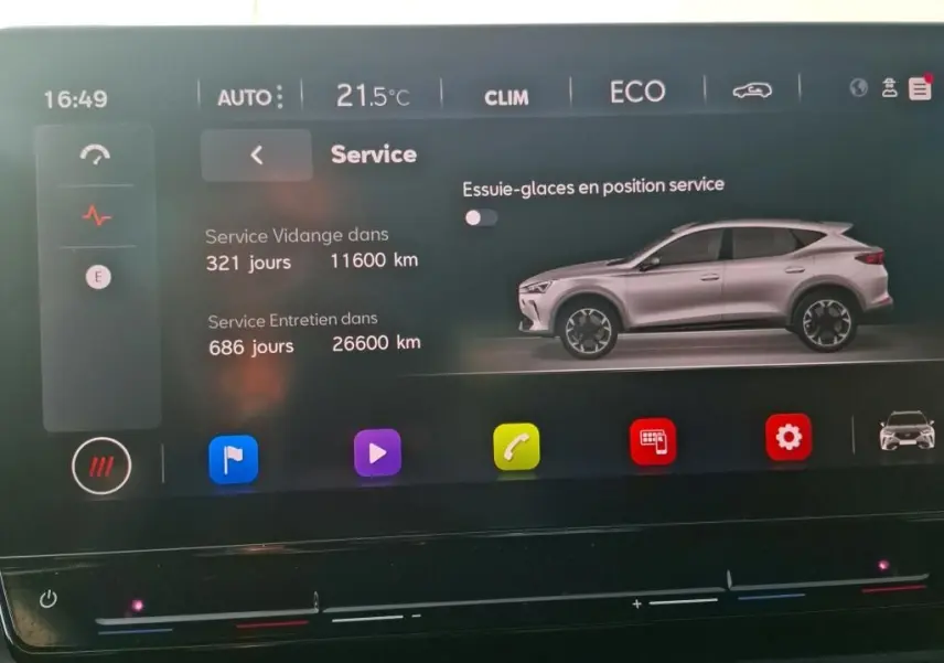 Affichage intérieur de la CUPRA Formentor gris foncé en vue profil droit sur l'écran tactile du tableau de bord.