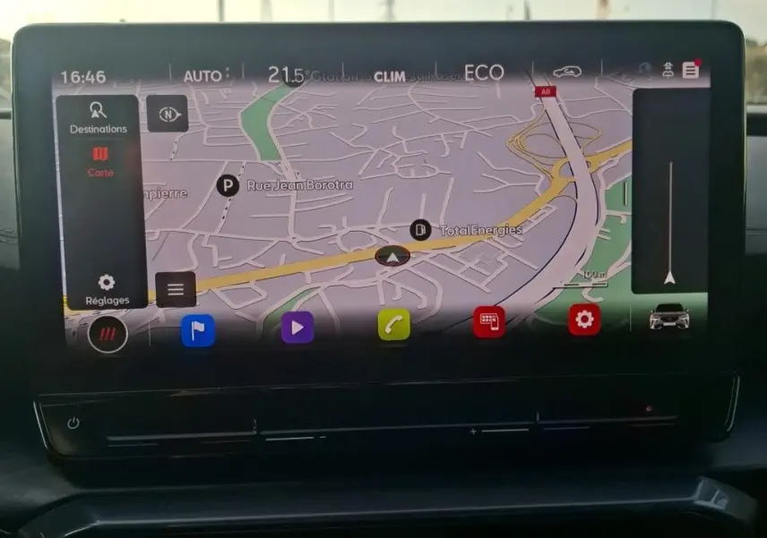 Écran tactile central affichant la navigation GPS dans une CUPRA Formentor 1.4 E-HYBRID 245 DSG6 VZ de 2023, intérieur noir.