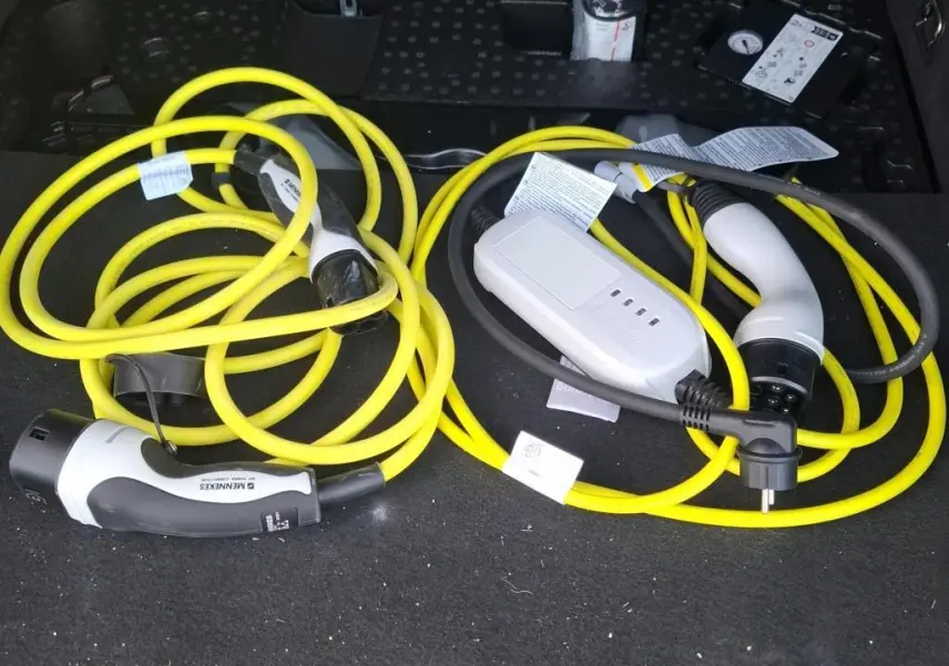 Vue rapprochée du câble de recharge jaune et blanc d’une CUPRA Formentor 1.4 E-HYBRID 245 DSG6 VZ 2023.