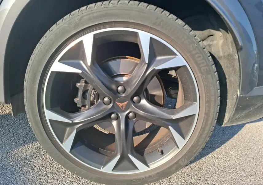 Gros plan sur la roue avant droite gris foncé du CUPRA Formentor 1.4 E-HYBRID 245 DSG6 VZ avec jante noire et argentée.