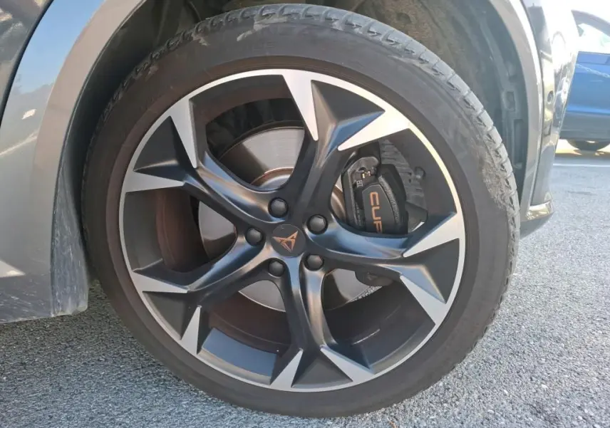 Gros plan sur la roue avant gauche grise foncée de la CUPRA Formentor 1.4 E-HYBRID avec étrier de frein marqué CUPRA.