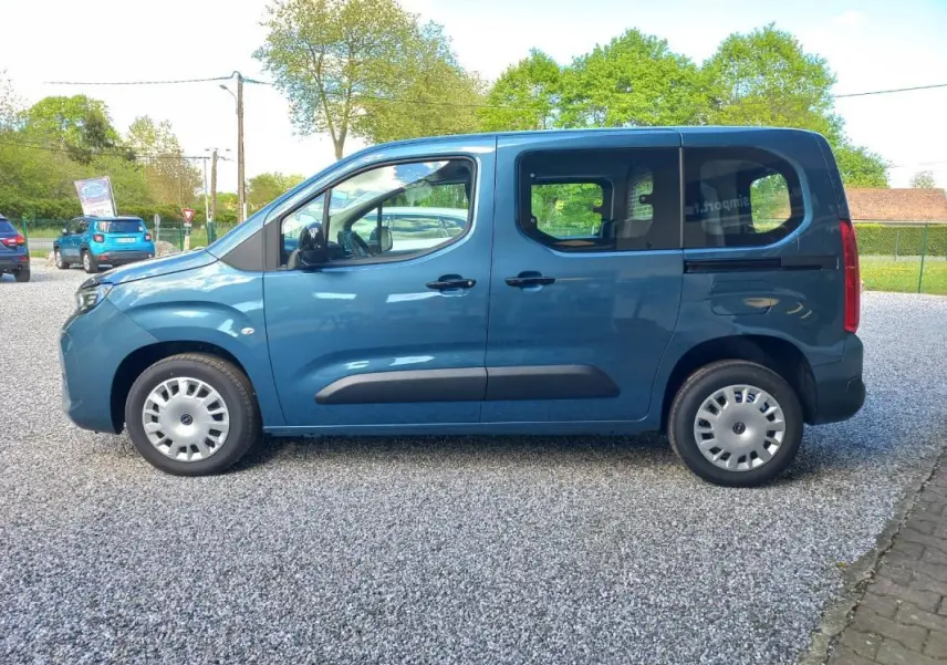Vue de profil côté gauche d'un Opel Combo LIFE Elegance M bleu 2025 avec portes coulissantes et jantes acier.