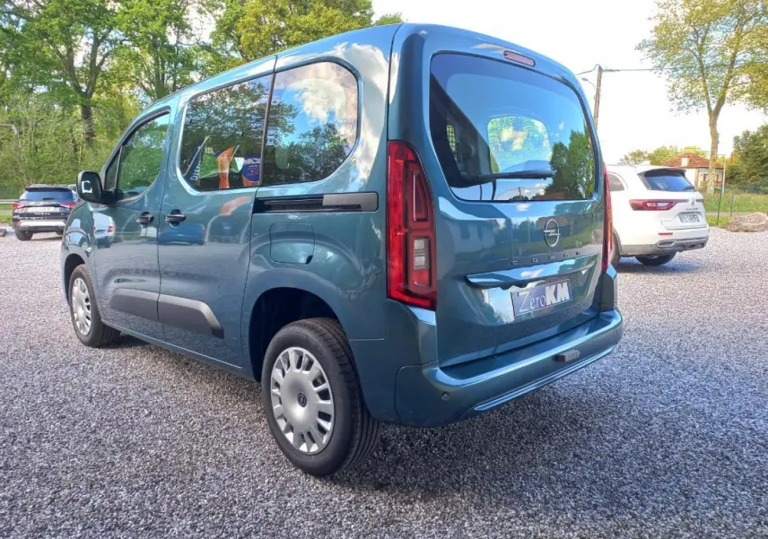 Opel Combo Life Elegance M bleu vue 3/4 arrière droit, avec vitres latérales teintées et hayon fermé.