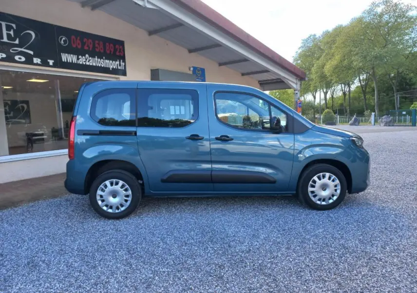Vue de profil côté droit d'un Opel Combo Life Elegance M bleu 2025, avec portes coulissantes et jantes acier.