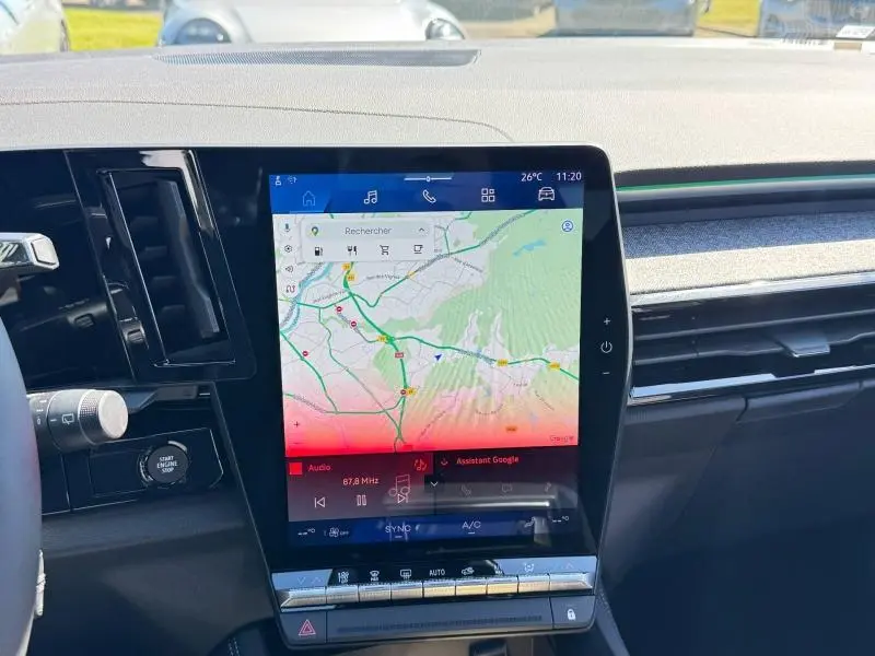Vue rapprochée de l’écran tactile central du tableau de bord du Renault Austral 2025 avec navigation affichée.