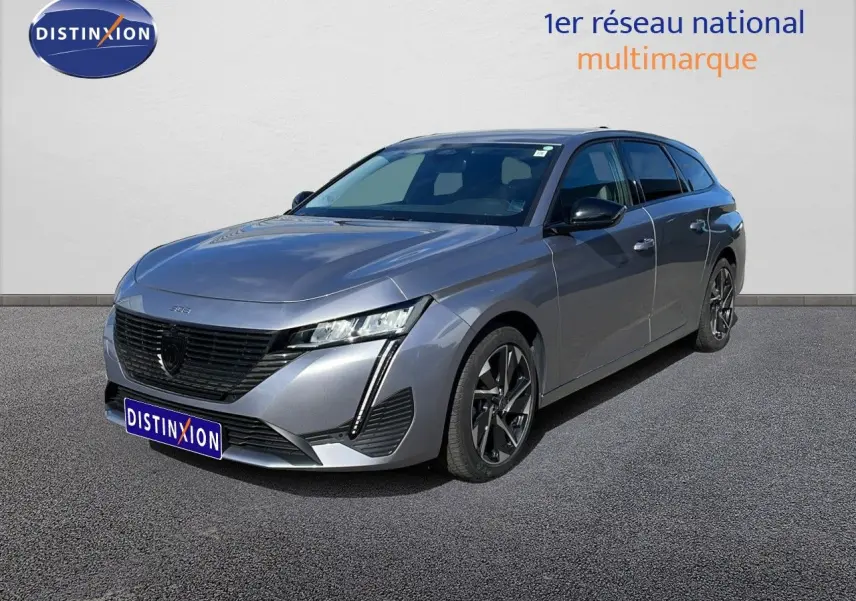 Peugeot 308 SW gris Artense métal vue 3/4 avant droit, avec calandre noire et jantes alliage distinctives.