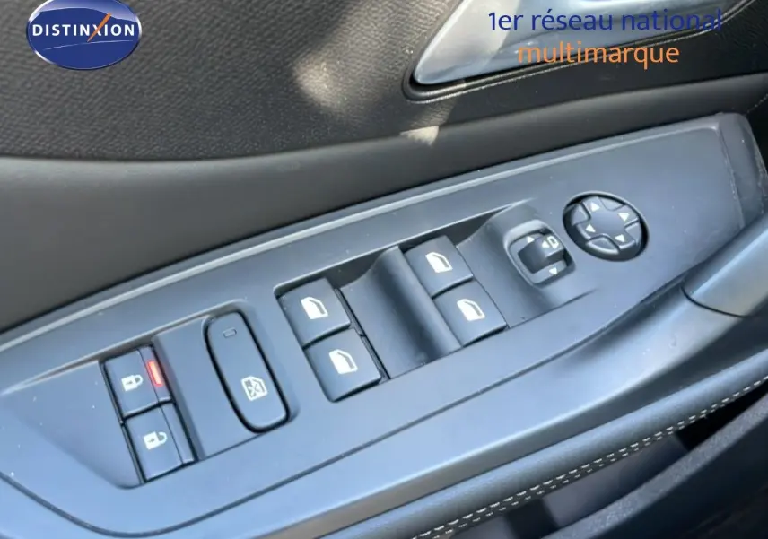 Gros plan sur les commandes de lève-vitres et rétroviseurs côté conducteur d'une Peugeot 308 SW gris Artense 2025.