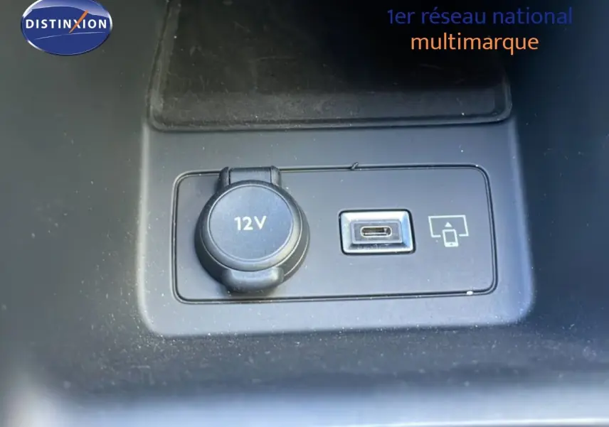 Prise 12V et port USB-C en gros plan sur la console centrale d’un Peugeot 308 SW gris Artense 2025.