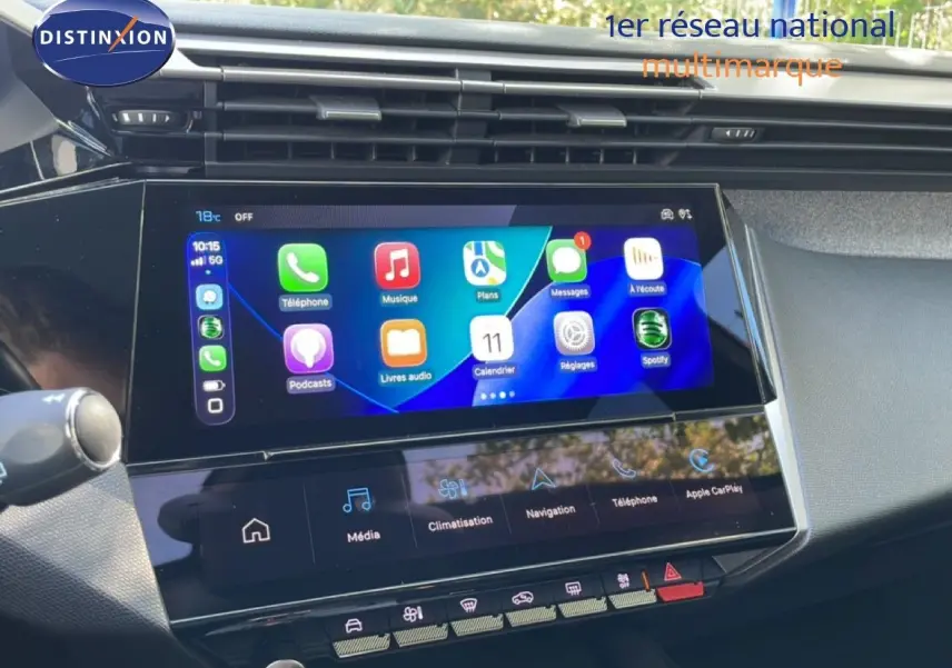 Écran tactile central du tableau de bord de la Peugeot 308 SW gris Artense, affichant Apple CarPlay et commandes multimédia.