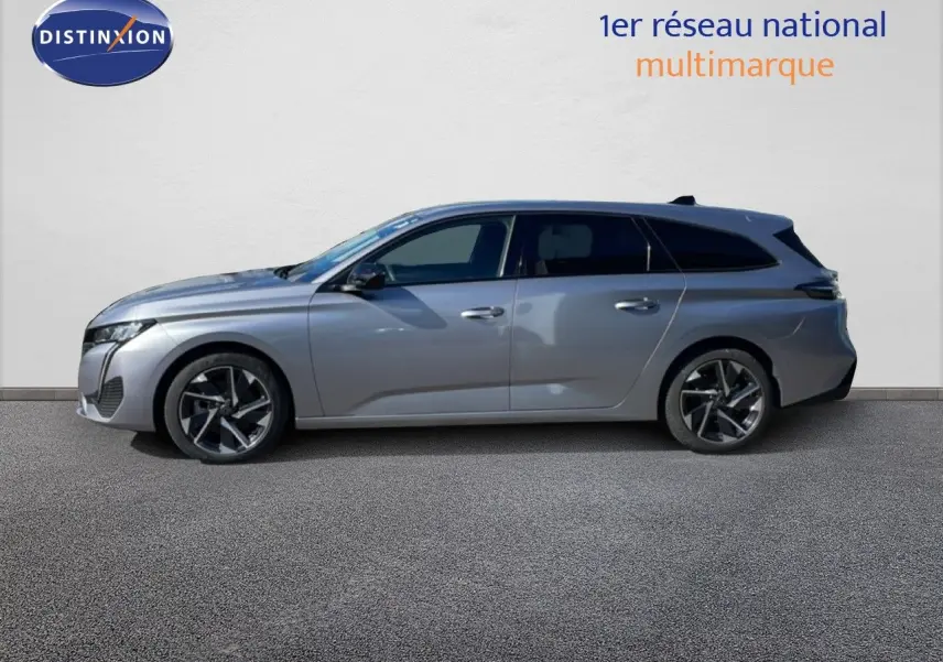 Peugeot 308 SW gris Artense métal vue de profil côté gauche, avec jantes alliage et lignes fluides modernes.