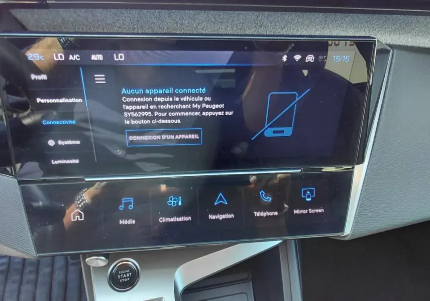 Écran tactile central du tableau de bord de la Peugeot 308 Hybrid 145 Allure, affichant les options de connectivité.