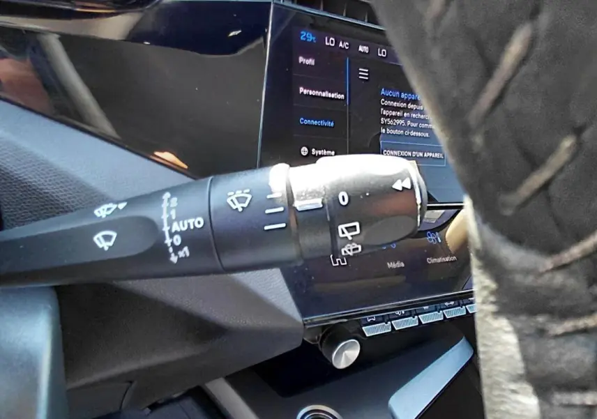 Détail de la commande d’essuie-glace côté gauche dans l’habitacle gris du Peugeot 308 Hybrid 145 e-DCS6 Allure 2025.