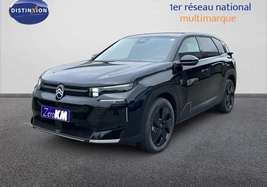 Vue 3/4 avant d'un Citroën C5 Aircross noir Perla Nera métallisé avec jantes noires et détails modernes.